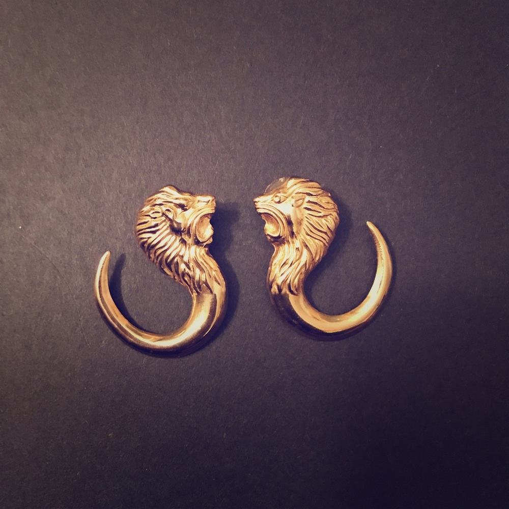 Vintage lion earrings.. Gold